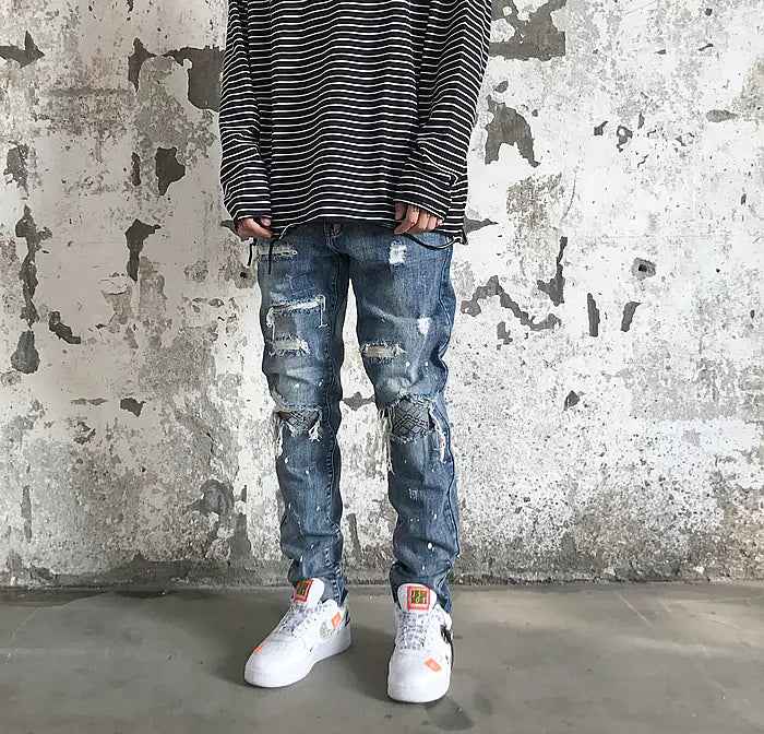 Jeans de Mezclilla Distressed con Parches en las Rodillas y Salpicaduras de Pintura