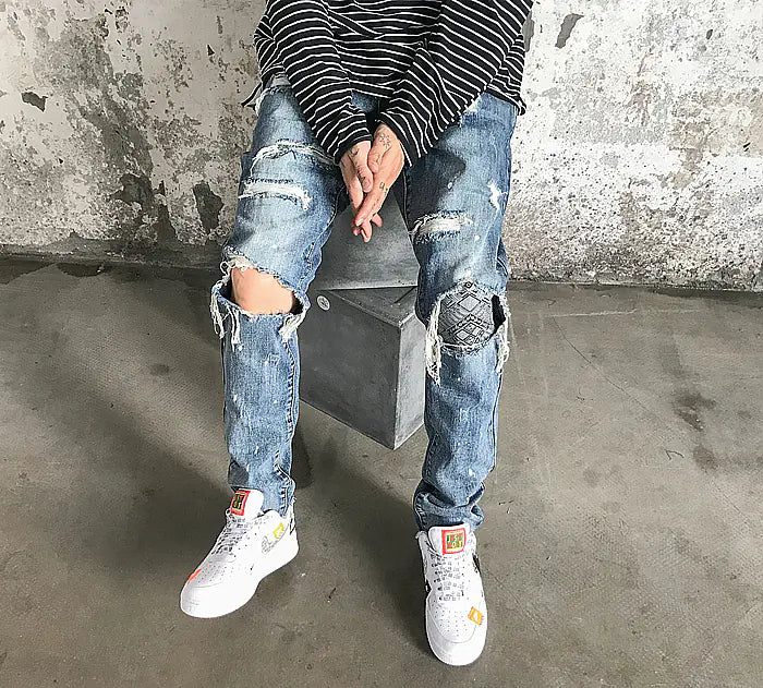Jeans de Mezclilla Distressed con Parches en las Rodillas y Salpicaduras de Pintura
