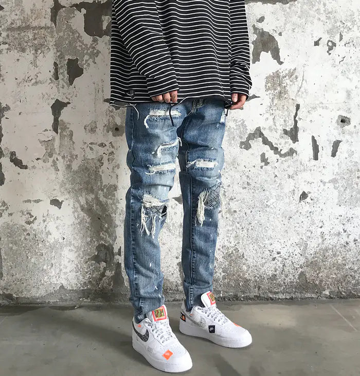 Jeans de Mezclilla Distressed con Parches en las Rodillas y Salpicaduras de Pintura