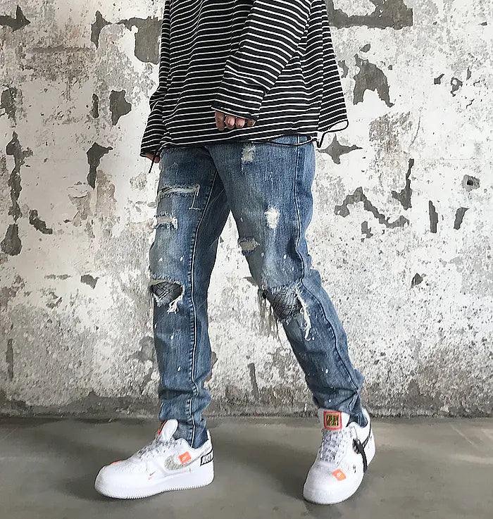 Jeans de Mezclilla Distressed con Parches en las Rodillas y Salpicaduras de Pintura