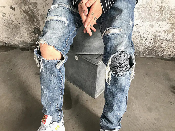 Jeans de Mezclilla Distressed con Parches en las Rodillas y Salpicaduras de Pintura