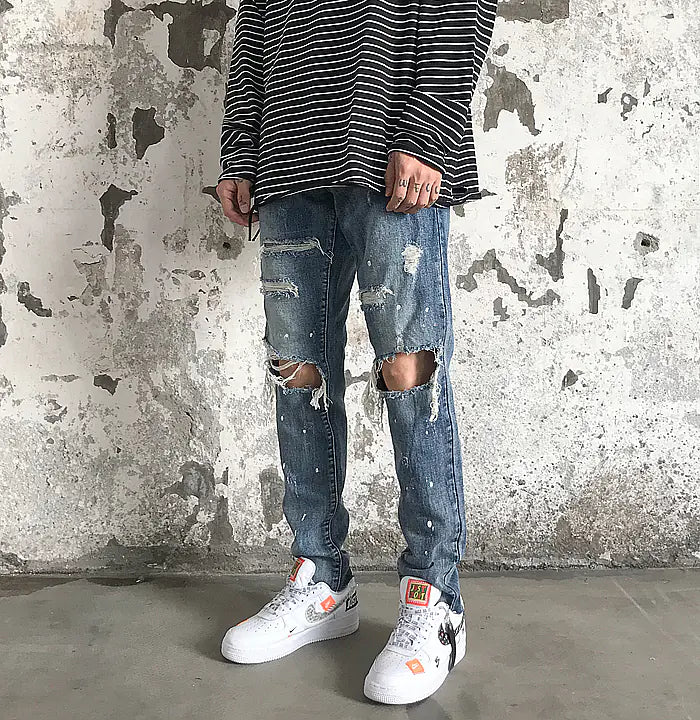 Jeans de Mezclilla Distressed con Parches en las Rodillas y Salpicaduras de Pintura